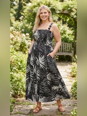 Torrid Black & White Tropical Palm Leaf Print Smocked Maxi Dress Size 2